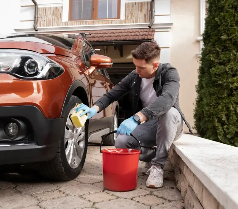 Lavage auto à domicile Sérignac : professionnel intervenant sur un véhicule